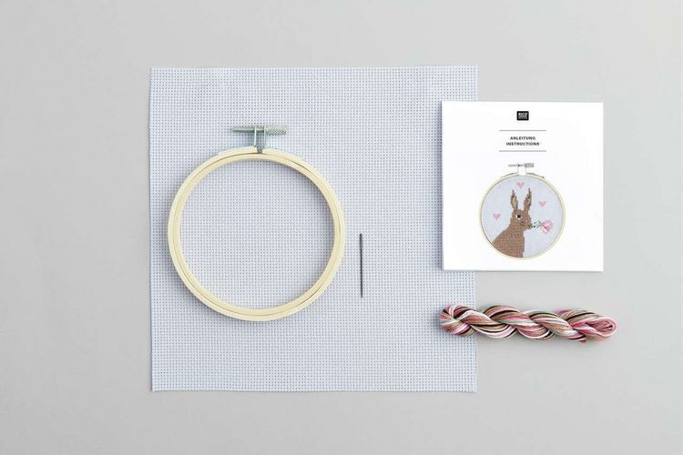 Produktbild: Stickpackung Gez&auml;hlter Kreuzstich, Romantischer Hase, &Oslash;10cm