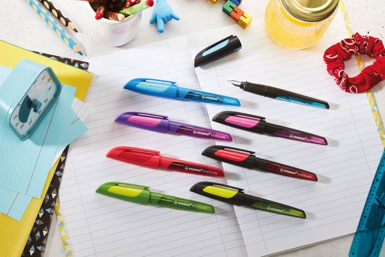 Produktbild: STABILO Schulf&uuml;ller mit Standard-Feder M -   EASYbuddy in dunkelblau/hellblau - Schreibfarbe blau (l&ouml;schbar) - Einzelstift - inklusive Patrone