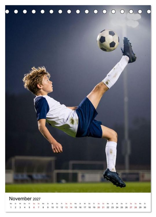Produktbild: Am Ball Junior - Junge Kicker - Gro&szlig;e Momente (Tischkalender 2027 DIN A5 hoch), CALVENDO Monatskalender