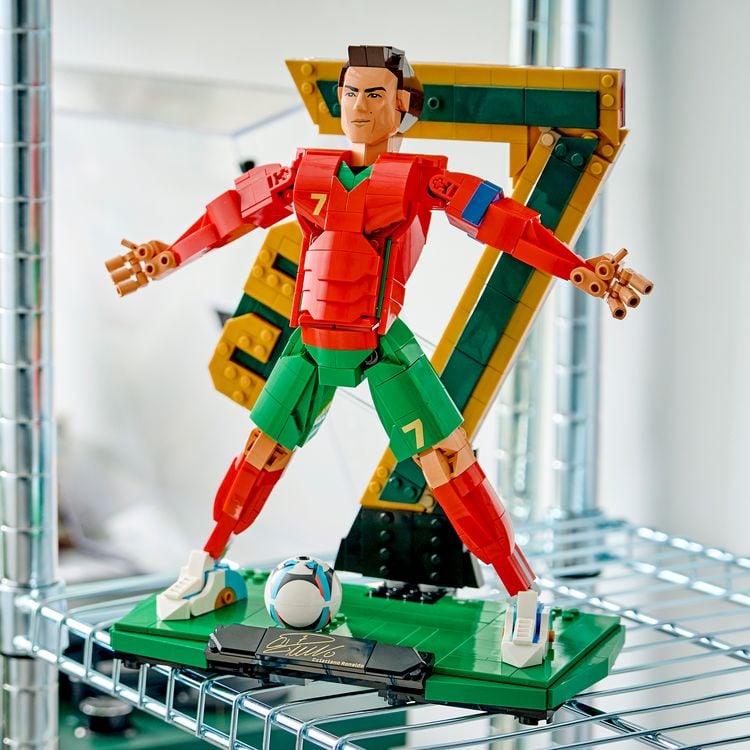 Produktbild: LEGO Editions 43016 Cristiano Ronaldo, Fu&szlig;balllegende, Bauset f&uuml;r Kinder; Fu&szlig;ball-Deko