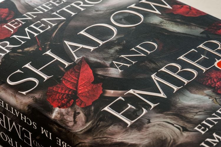 Produktbild: Shadow and Ember – Eine Liebe im Schatten