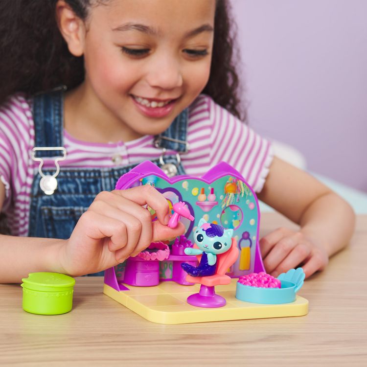 Produktbild: Gabby's Dollhouse Deluxe Room Spielset, Wellness Raum mit Meerk&auml;tzchen (engl. MerCat), M&ouml;belst&uuml;cken und thematischem Zubeh&ouml;r