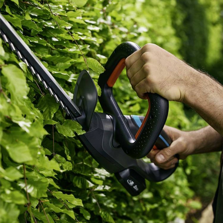 Produktbild: GARDENA Akku-Heckenschere EasyCut 45/18V P4A Ready-To-Use Set Akku Akku-Heckenschere 18 V Li-Ion 450 mm