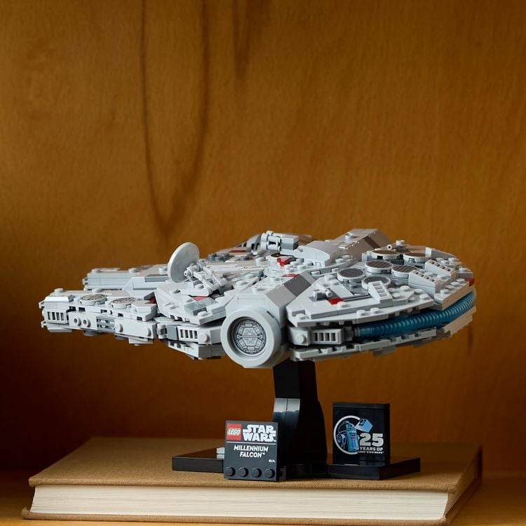 Produktbild: LEGO Star Wars 75375 - Millenium Falke, baubares Sternenschiff Modell