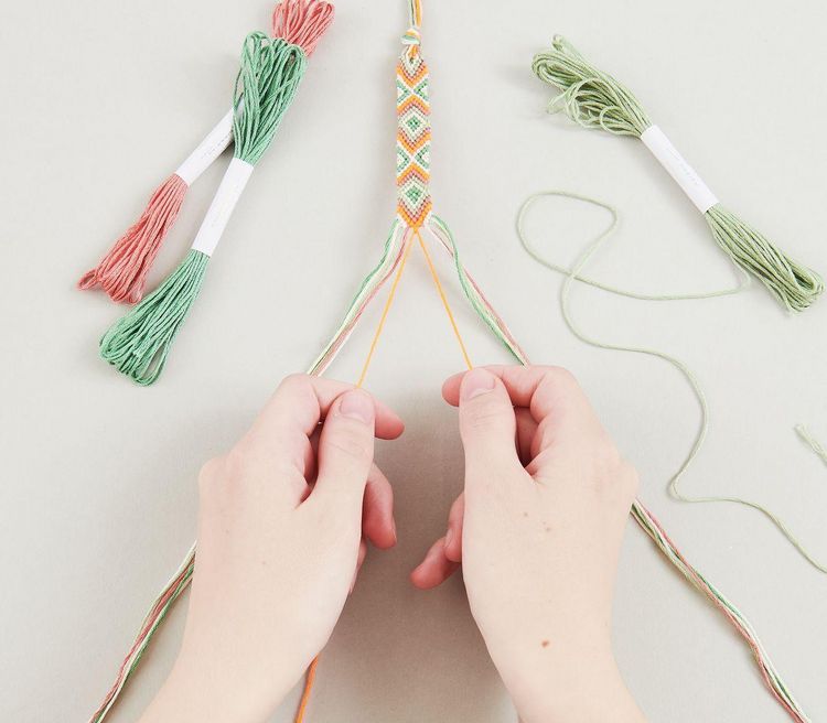 Produktbild: DIY Freundschaftsarmb&auml;nder Set, Neon Mix, 10 x 8 m Stickgarn in 10 verschiedenen Farben, 100 % Baumwolle und Neon 100% Polyester