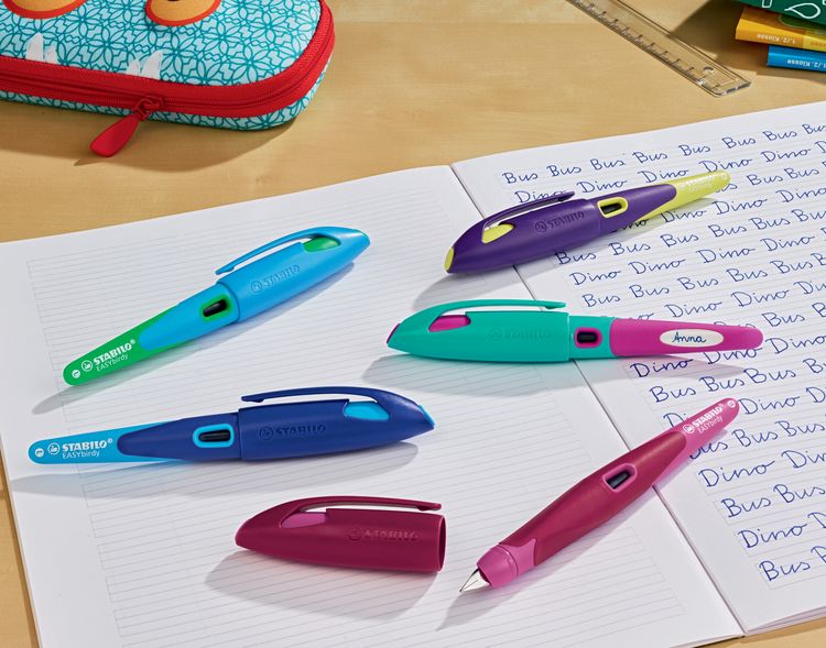 Produktbild: STABILO Ergonomischer Schulf&uuml;ller f&uuml;r Linksh&auml;nder mit Anf&auml;nger-Feder A -   EASYbirdy in beere/pink - Einzelstift - inklusive Patrone
