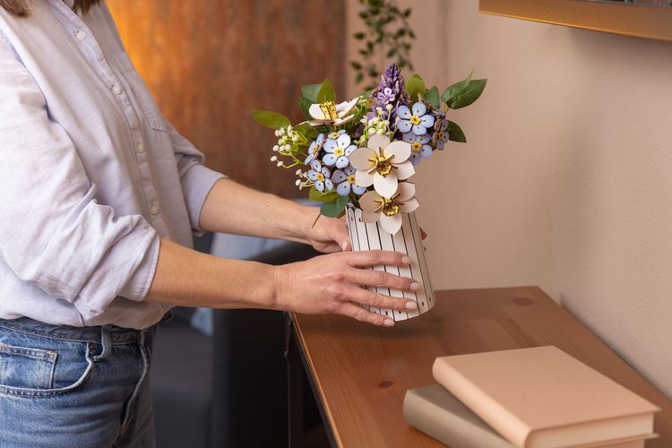 Produktbild: Revell Holzblumen Flowers Blossom Festival mit Vase & Duftring