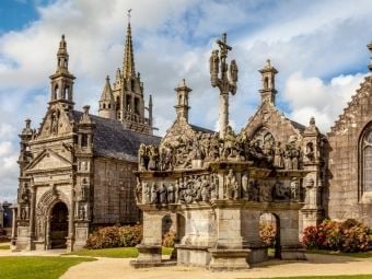 Produktbild: CALVENDO Puzzle Pfarrei Lampaul-Guimiliau in der Bretagne, Frankreich | 1000 Teile Lege-Gr&ouml;&szlig;e 64x48cm Foto-Puzzle f&uuml;r gl&uuml;ckliche Stunden