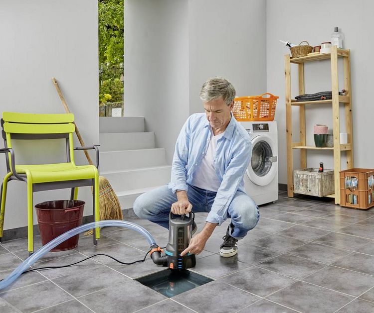 Produktbild: GARDENA 09036-61 Klarwasser-Tauchpumpe 17.000 l/h 9m