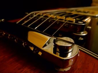 Produktbild: CALVENDO Puzzle Nahaufnahme eines E-Gitarrensteges | 1000 Teile Lege-Gr&ouml;&szlig;e 64x48cm Foto-Puzzle f&uuml;r gl&uuml;ckliche Stunden
