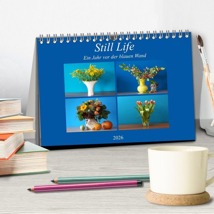 Produktbild: Still Life - Blumen vor der blauen Wand (Tischkalender 2026 DIN A5 quer), CALVENDO Monatskalender