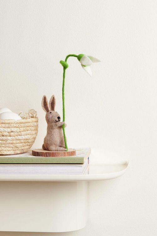Produktbild: Filz-Hase mit Schneegl&ouml;ckchen, Braun, auf Holzscheibe, 21 x 9,5 x 9,5cm