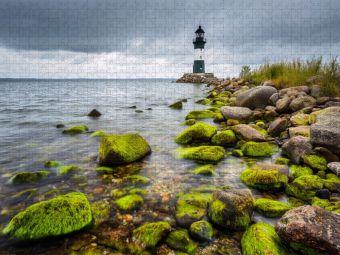 Produktbild: CALVENDO Puzzle Umgeben von moosbedeckten Zeugen zeigt der W&auml;chter den Seeleuten ihren Weg | 1000 Teile Lege-Gr&ouml;&szlig;e 64x48cm Foto-Puzzle f&uuml;r gl&uuml;ckliche