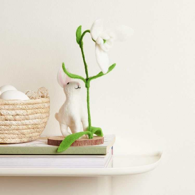 Produktbild: Filz-Hase mit Schneegl&ouml;ckchen, Wei&szlig;, auf Holzscheibe, 20 x 9 x 10,5cm