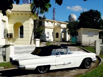 Produktbild: CALVENDO Puzzle Ford Thunderbird - Ein Motiv aus dem Kalender "Ganz in Wei&szlig; - Elegante Oldtimer auf Kuba" - | 1000 Teile Lege-Gr&ouml;&szlig;e 64x48cm Foto-Puzzle f&uuml;r gl&uuml;ckliche Stunden