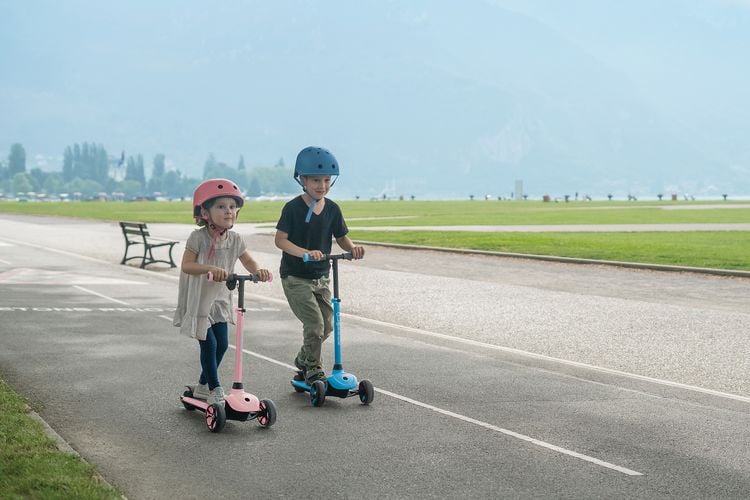 Produktbild: GLOBBER ONE K E-MOTION 4 PLUS hellblau, mit Leuchtrollen
