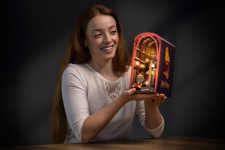 Produktbild: Book Nook DIY B&uuml;cherecke Revell Harry Potter "Hogwarts Express"