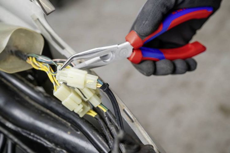 Produktbild: Knipex 26 25 200 Elektronik- u. Feinmechanik Flachrundzange 40&deg; gebogen Vanadium Elektrostahl 200 mm