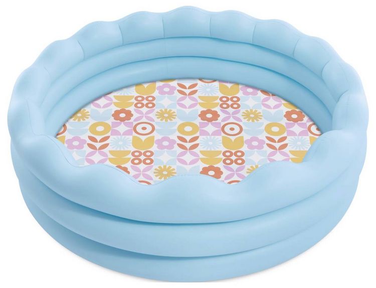 Produktbild: Der hellblaue Intex &bdquo;Wavy Edge Pool&ldquo; mit gewelltem Rand und Retro-Bodenmuster bietet erfrischenden Badespa&szlig; und stilvolle Akzente f&uuml;r Kinder ab