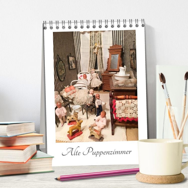 Produktbild: Alte Puppenzimmer (Tischkalender 2026 DIN A5 hoch), CALVENDO Monatskalender