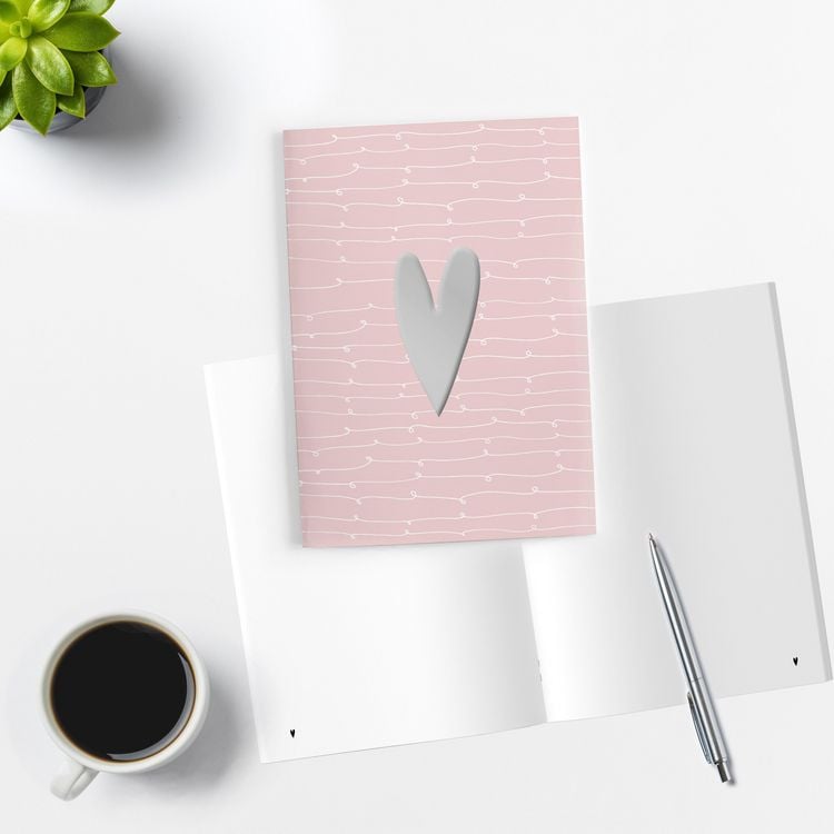 Produktbild: 4er Set Notizheft DIN A5 (blanko) in rosa mit 2 verschiedenen Herz-Motiven und jeweils 40 Seiten in wei&szlig; mit 120 g Papier. Vorderseite mit hochwertiger Silberfolien-Veredelung.