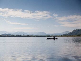 Produktbild: CALVENDO Puzzle Kanu am Morgen auf dem Lake Mutanda | 1000 Teile Lege-Gr&ouml;&szlig;e 64x48cm Foto-Puzzle f&uuml;r gl&uuml;ckliche Stunden