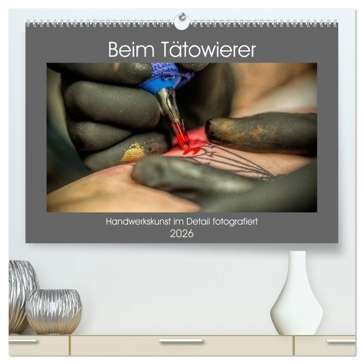 Produktbild: Beim T&auml;towierer (hochwertiger Premium Wandkalender 2026 DIN A2 quer), Kunstdruck in Hochglanz
