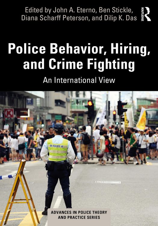 Produktbild: Police Behavior, Hiring, and Crime Fighting