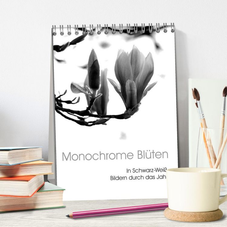 Produktbild: Monochrome Bl&uuml;ten - In Schwarz-Wei&szlig; Bildern durch das Jahr (Tischkalender 2026 DIN A5 hoch), CALVENDO Monatskalender