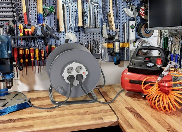 Sygonix Kabeltrommel 25m Schwarz - 4 Schutzkontakt-Steckdosen Mit Überhitzungsschutz