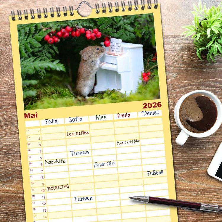 Produktbild: Familienplaner 2026 - Die R&ouml;telmaus - neugierig und verfressen mit 5 Spalten (Wandkalender, 21 x 45 cm) CALVENDO