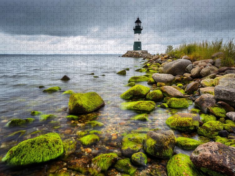 Produktbild: CALVENDO Puzzle Umgeben von moosbedeckten Zeugen zeigt der W&auml;chter den Seeleuten ihren Weg | 1000 Teile Lege-Gr&ouml;&szlig;e 64x48cm Foto-Puzzle f&uuml;r gl&uuml;ckliche