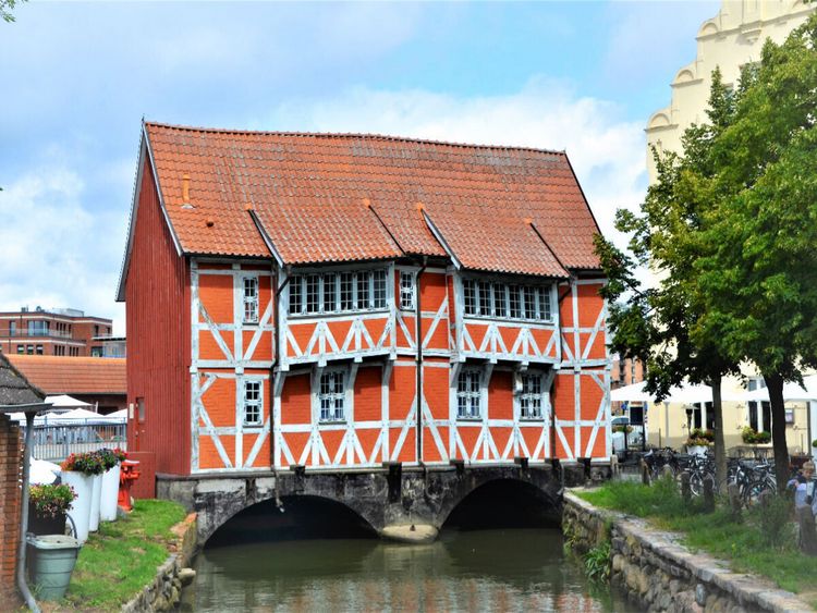Produktbild: CALVENDO Puzzle Rotes Haus,- Gew&ouml;lbe WISMAR (1752) | 1000 Teile Lege-Gr&ouml;&szlig;e 64x48cm Foto-Puzzle f&uuml;r gl&uuml;ckliche Stunden