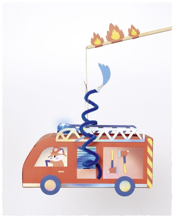 Produktbild: FOLIA Bastelartikel DIY Laterne Fuererwehr Auto (FIRE ENGINE) inkl. 1 LED-Licht, 1 LED Blaulicht und Batterien