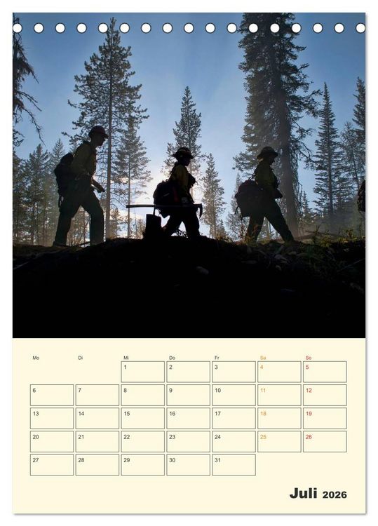 Produktbild: Feuerwehr - Warten auf den n&auml;chsten Einsatz (Tischkalender 2026 DIN A5 hoch), CALVENDO Monatskalender