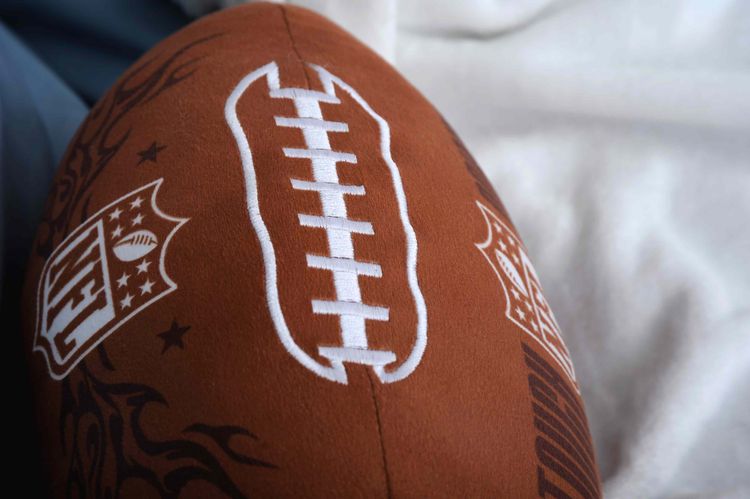 Produktbild: NFL 5441606093 - Football Kissen, ca. 36 cm / &Oslash;16,5cm, 100% Polyester