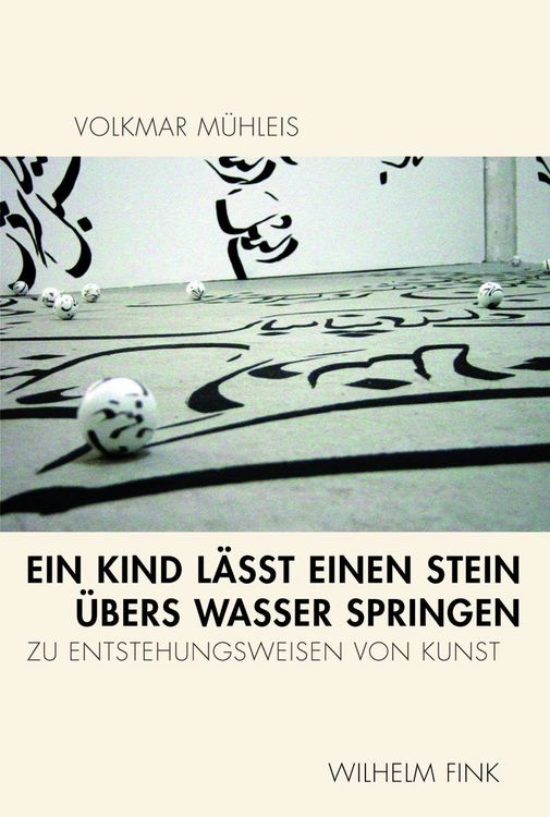 Produktbild: Ein Kind l&auml;sst einen Stein &uuml;bers Wasser springen