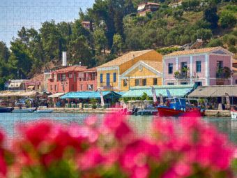 Produktbild: CALVENDO Puzzle Hafen von Katakolon, Griechenland - Farbenfrohe K&uuml;stenstadt am Ionischen Meer | 1000 Teile Lege-Gr&ouml;&szlig;e 64x48cm Foto-Puzzle f&uuml;r gl&uuml;ckliche Stunden