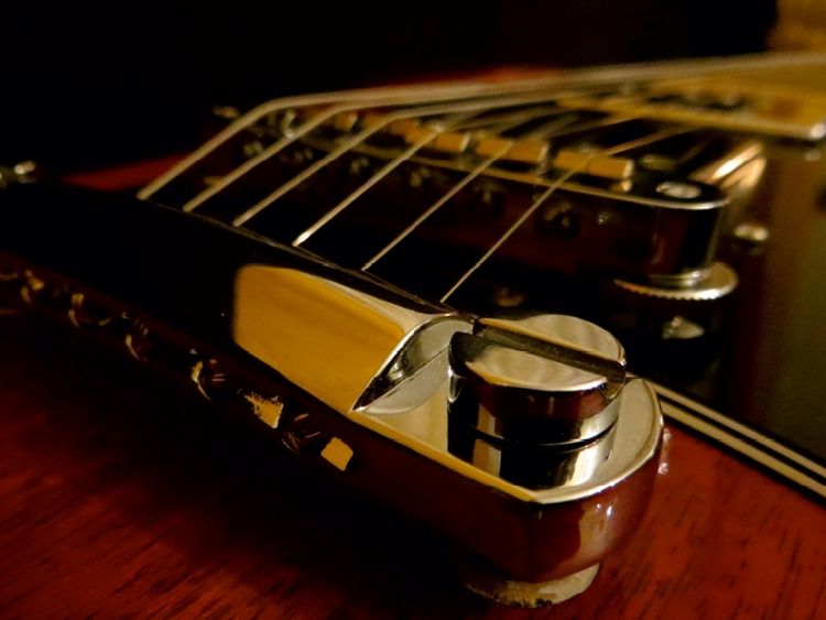 Produktbild: CALVENDO Puzzle Nahaufnahme eines E-Gitarrensteges | 1000 Teile Lege-Gr&ouml;&szlig;e 64x48cm Foto-Puzzle f&uuml;r gl&uuml;ckliche Stunden