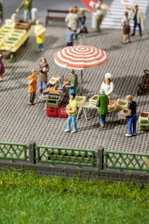 Produktbild: Faller H0 Wochenmarkt II Bemalt, Stehend