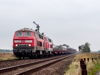 Produktbild: CALVENDO Puzzle Baureihe 218 mit Autozug in Klanxb&uuml;ll 1000 Teile Puzzle quer | 1000 Teile Lege-Gr&ouml;&szlig;e 64 &times; 48 cm Foto-Puzzle f&uuml;r gl&uuml;ckliche Stunden