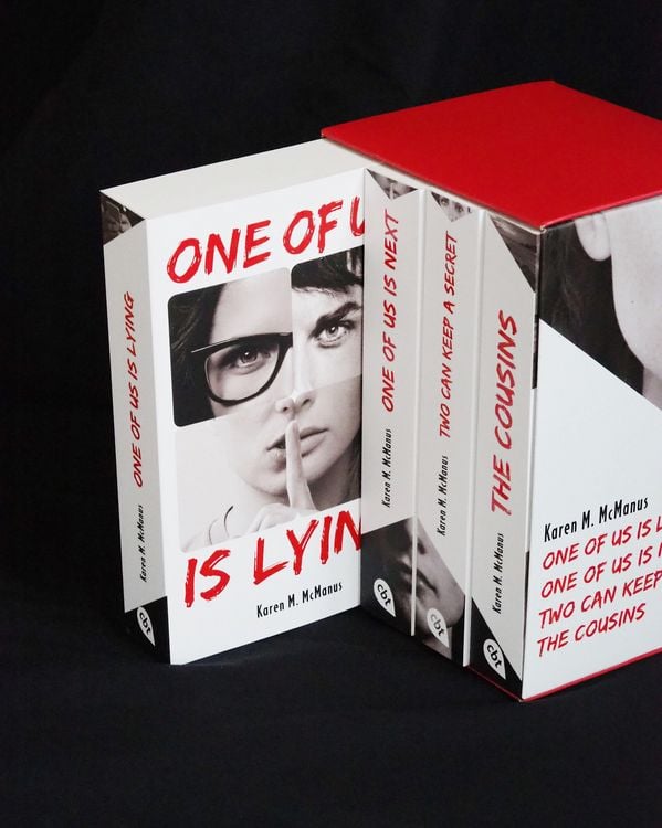 Produktbild: Karen M. McManus: Vier B&auml;nde im Taschenbuch-Schuber: One of us is lying, One of us is next, Two can keep a secret, The Cousins