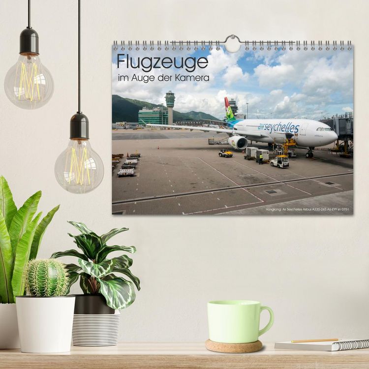 Produktbild: Flugzeuge im Auge der Kamera (Wandkalender 2026 DIN A4 quer), CALVENDO Monatskalender
