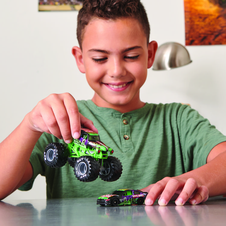 Produktbild: Monster Jam, Truck und Rennauto in einem Set, Ma&szlig;stab 1:64