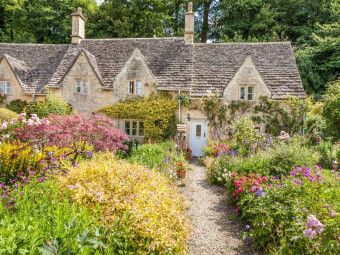 Produktbild: CALVENDO Puzzle Altes Landhaus mit &uuml;ppigen Garten in Bibury | 1000 Teile Lege-Gr&ouml;&szlig;e 64x48cm Foto-Puzzle f&uuml;r gl&uuml;ckliche Stunden