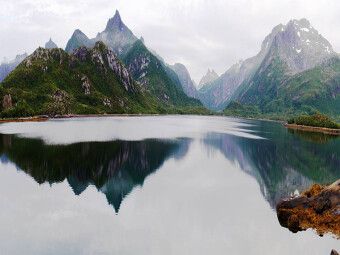 Produktbild: CALVENDO Puzzle Spiegelung der Berge im Fjord auf den Lofoten | 1000 Teile Lege-Gr&ouml;&szlig;e 64x48cm Foto-Puzzle f&uuml;r gl&uuml;ckliche Stunden