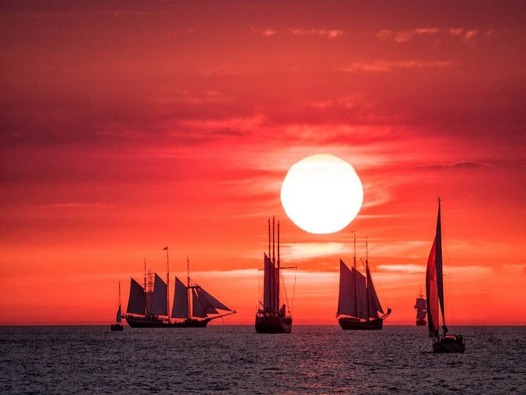 Produktbild: CALVENDO Puzzle Ein Motiv aus dem Kalender Windjammer auf der Ostsee im Abendlicht | 1000 Teile Lege-Gr&ouml;&szlig;e 64x48cm Foto-Puzzle f&uuml;r gl&uuml;ckliche Stunden
