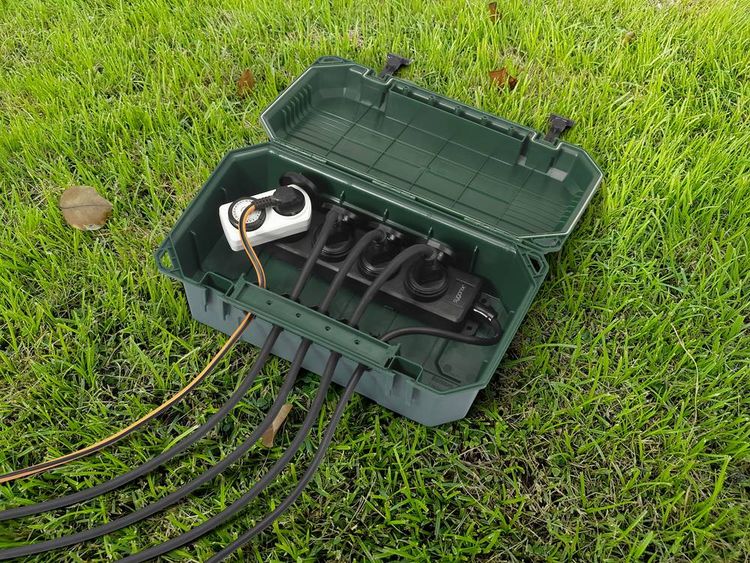 Produktbild: Sygonix SY-5598168 Verteilerbox 4fach Standard-Gr&uuml;n (seidenmatt), Schwarz erh&ouml;hter Ber&uuml;hrungsschutz, mit 4-Fach Steckdosenleiste