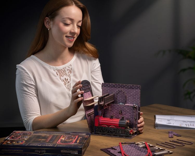 Produktbild: Book Nook DIY B&uuml;cherecke Revell Harry Potter "Hogwarts Express"