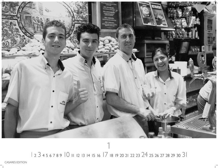 Produktbild: Tapas y Vino Kalender 2027 &ndash; Wandkalender | Fotokalender Spanien 42x55 cm- Fotokunstkalender schwarz-weiss mit Motiven aus Spanischen Bars.